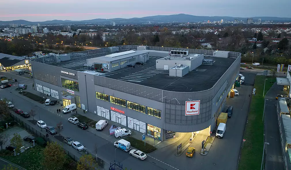 Paar beim Einkaufen mit Einkaufstaschen